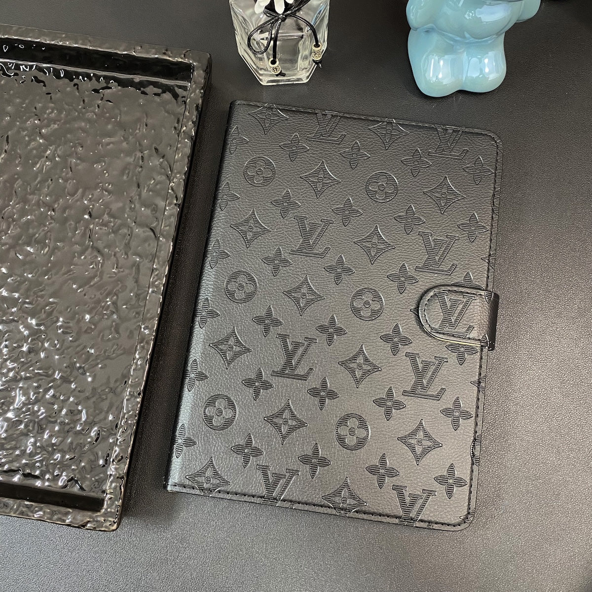 L EMBOSSING BLACK IPADCASES